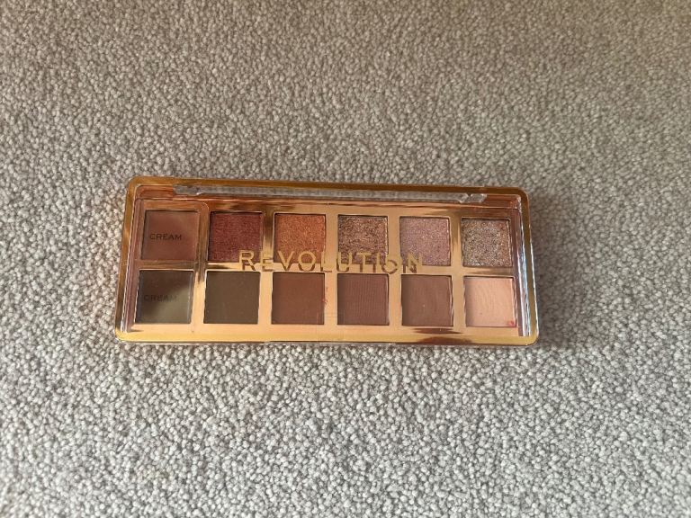 NEW Revolution The True Icon Bronze Eyeshadow palette