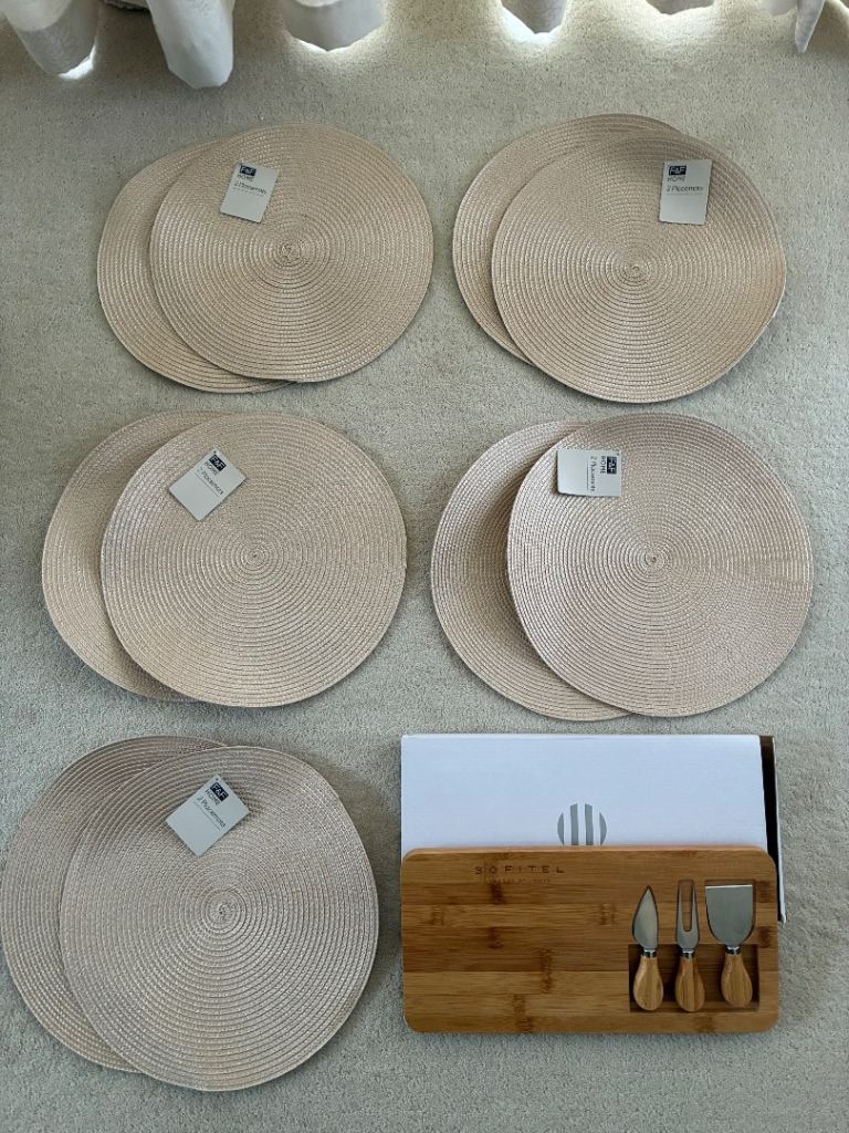 Sofitel wooden/bamboo cheese/chopping board and 10 placemats. Collect Fulham