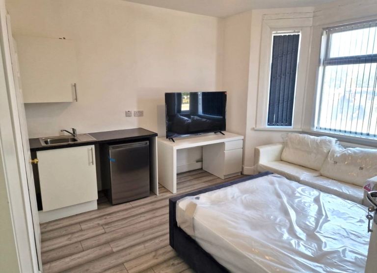 (Not a studio)En-suite double rooms available for single occupancy Postcode UB4 8HP