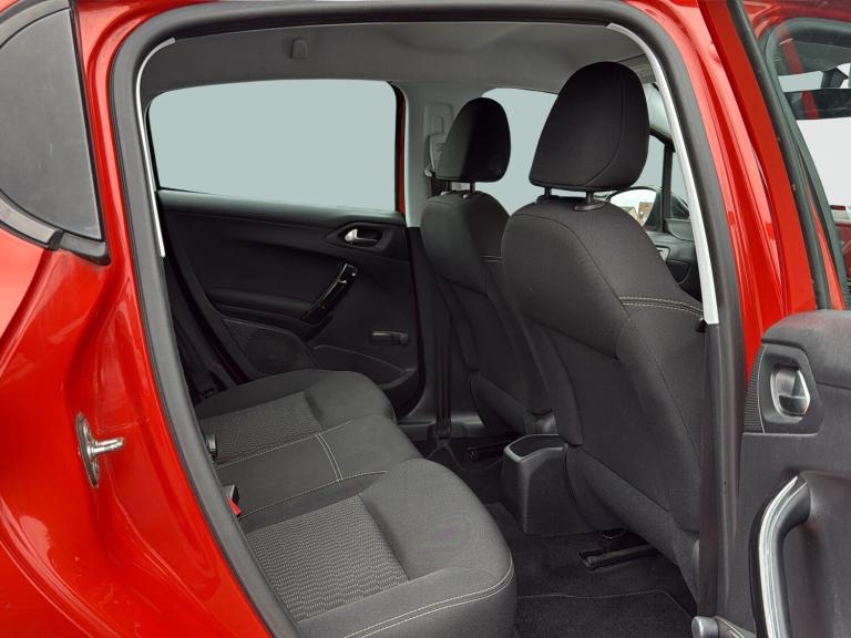 2016 Peugeot 208 1.2 PureTech XS White Hatchback 5dr Petrol Manual Euro 6 (82