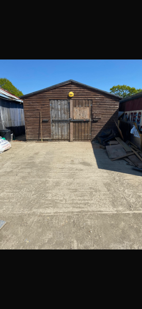 Work shop available to rent in Smallfield