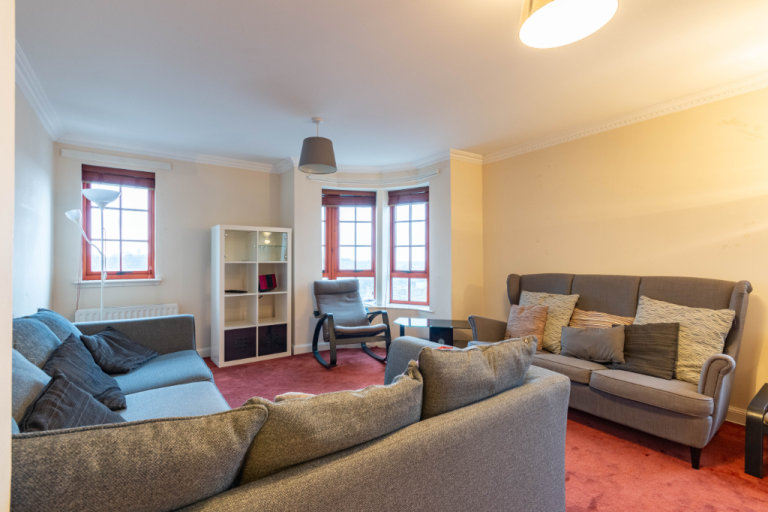 Fantastic, 3-bedroom, HMO flat in Comely Bank with private parking and en suite – available soon