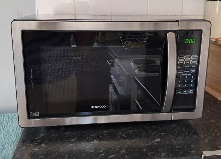 900W Kenwood Microwave Oven – Silver, Good Condition