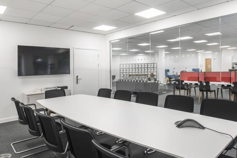 Bristol - BS32 4QW \ Large Flexible Office Space for Up to 10 Desks