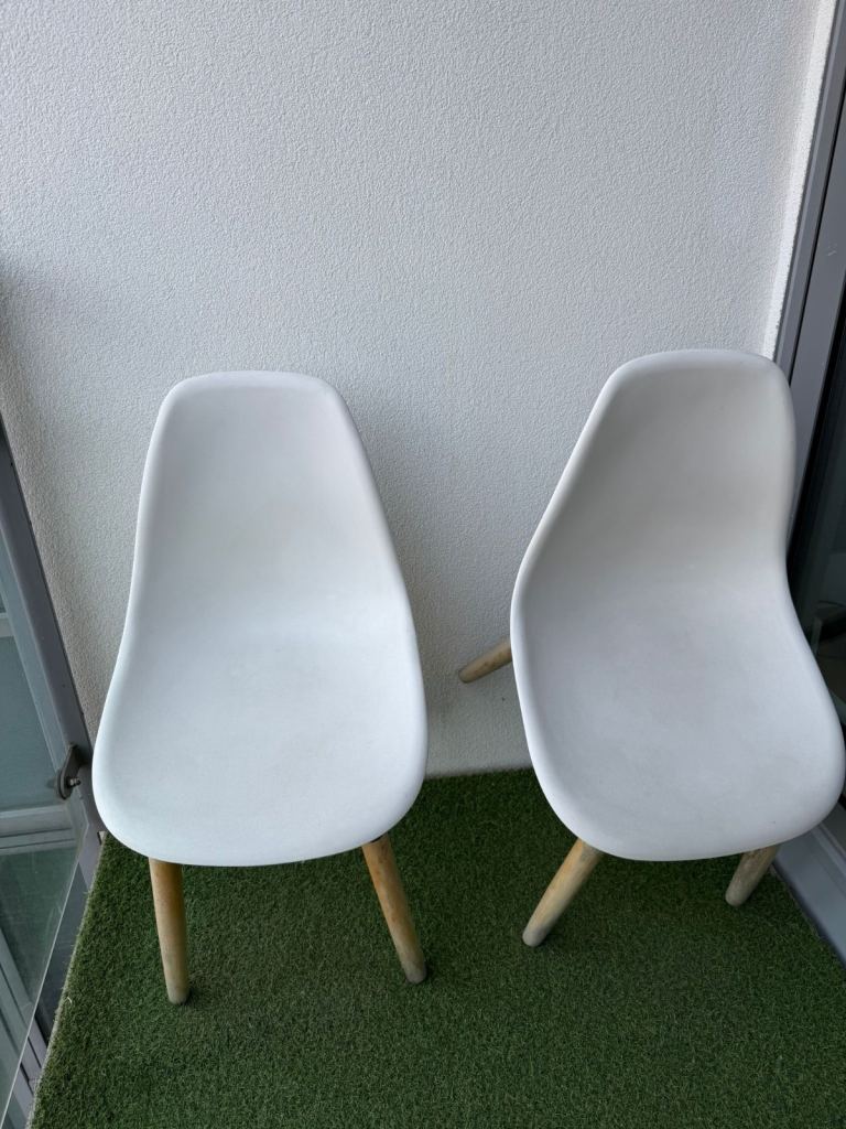 Set of 4 White Plastic Dining Chairs with Wooden Legs