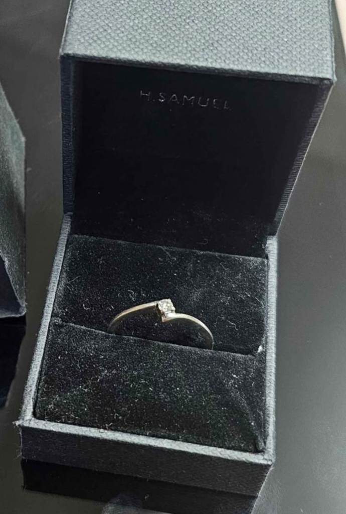 Size N. 9ct white gold 0.25ct diamond solitaire ring