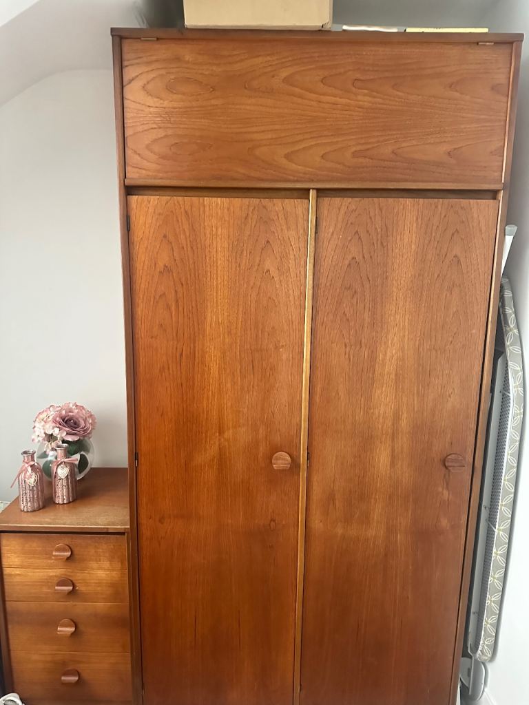 STAG FURNITURE- oak wardrobe and side drawers 