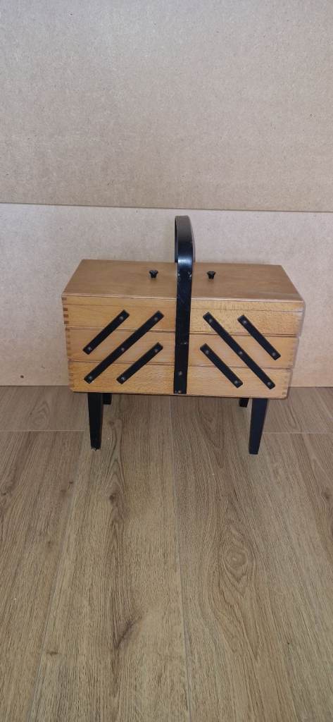 Large Vintage Arts & Crafts Wooden Standing Concertina Sewing Box a2