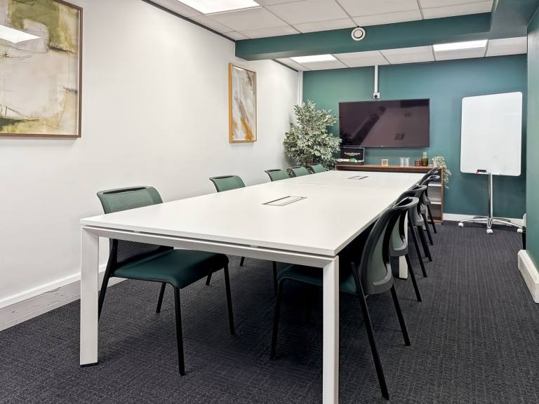 Edinburgh - EH2 2ER \ Office Space for Rent with 4 Desks