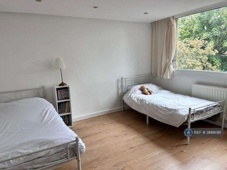 2 bedroom flat in Britten Close, London, NW11 (2 bed) (#2668061)