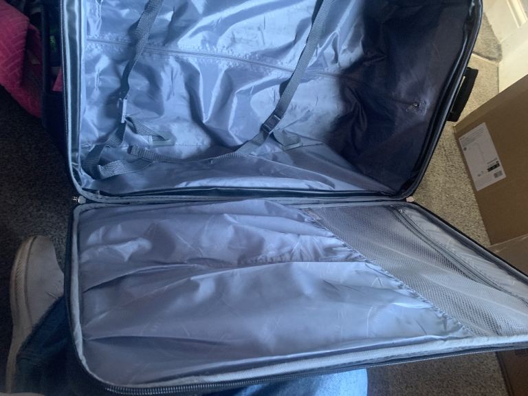 LARGE BLACK/BURGUNDY SUITCASE ON 2  WHEELS