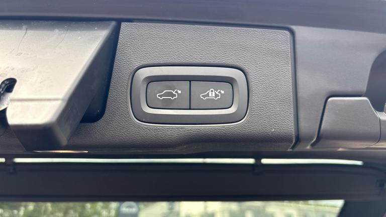 2024 Volvo XC60 Recharge Ultimate, T8 AWD Plug-in hybrid, Electric/Petrol, Bright ESTATE Petrol/E...