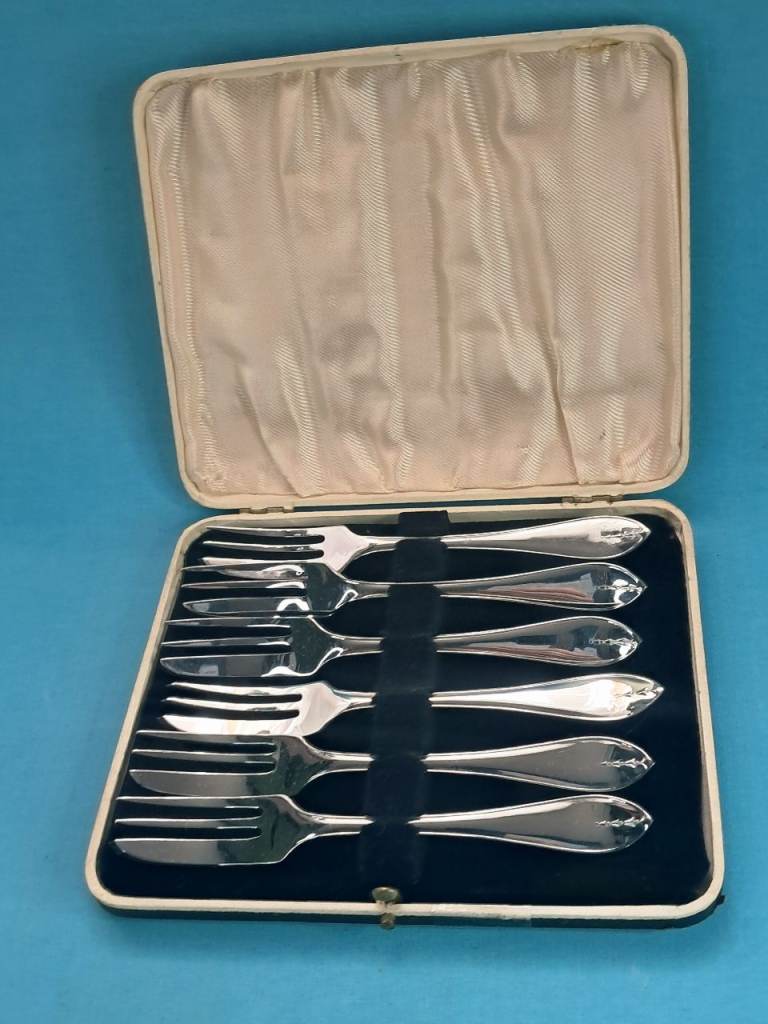 Vintage Set of 6 chrome plate Dessert Forks in original Case.
