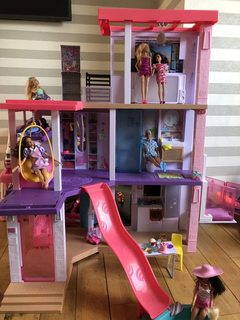 Barbie Dreamhouse includes accessories and barbies 