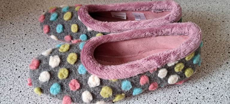 image for PAVERS SLIPPERS SIZE 40 ONLY WORN A COUPLE OF HOURS TO SMALL.EXCELLENT.