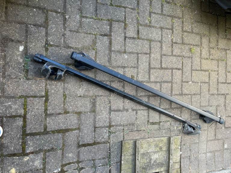 Thule roof bars x2 and feet x 4
