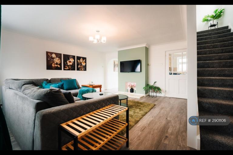 3 bedroom house in Pennine Way, Harlington, Hayes, UB3 (3 bed) (#2901106)