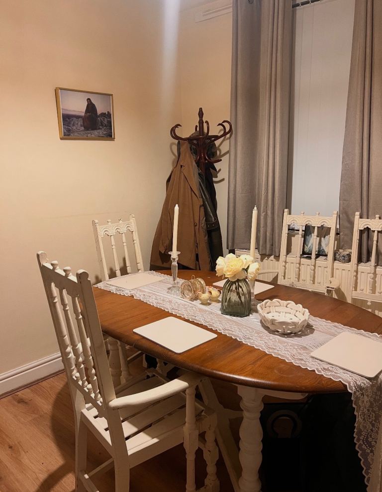 Beautiful Solid oak dining table with 5 chairs