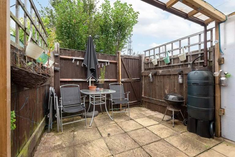 Three-bedroom flat conveniently located close to local amenities and transport links.