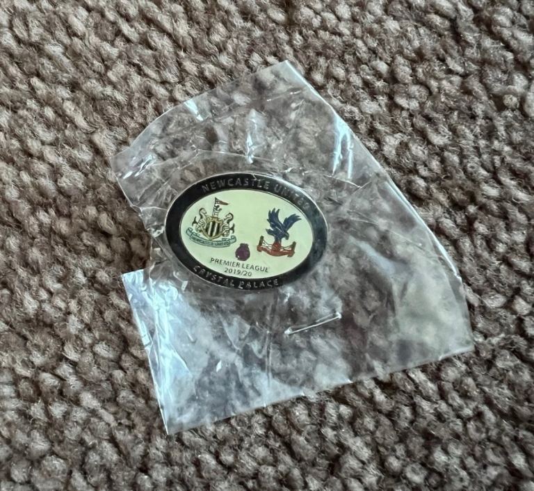 Newcastle united v Crystal Palace 2019-2020 pin badge New