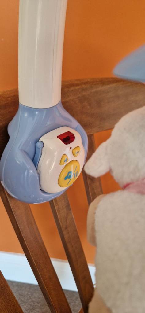 LULLABY COT MOBILE. VERY GOOD CONDITION. INC BATTERIES.