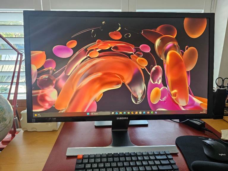Samsung U28E590D 28 inch 4K Ultra HD monitor for sale.