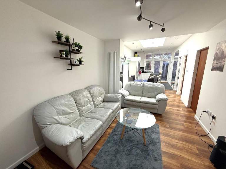 Luxury Spacious 3 Bedroom Property Close to the Town Centre - Available Now