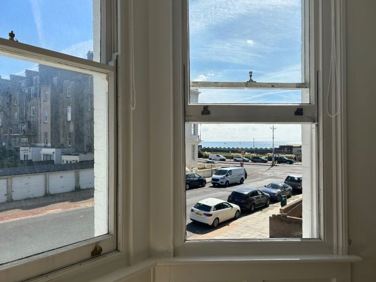 Luxurious 3 bed flat with spectacular sea view in sought after Hove location