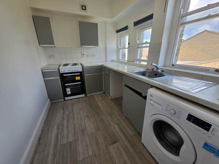 A bright and spacious 1-bedroom flat to rent on the ever-popular Deptford High Street.