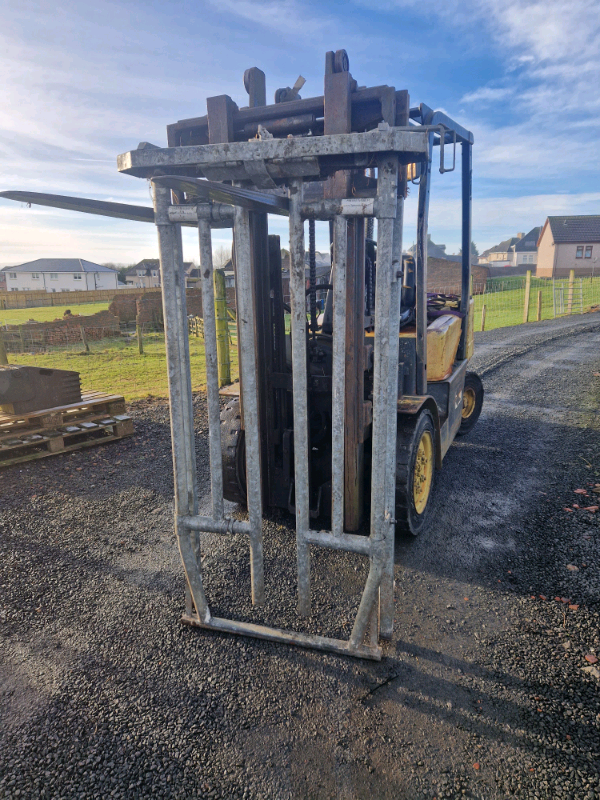 Mobile cattle crush self locking head yoke farm livestock tractor 