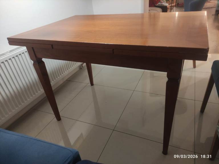 Large Solid Wood Extendable Dining Table (120–200 cm) – Seats 4–8 – Bromley