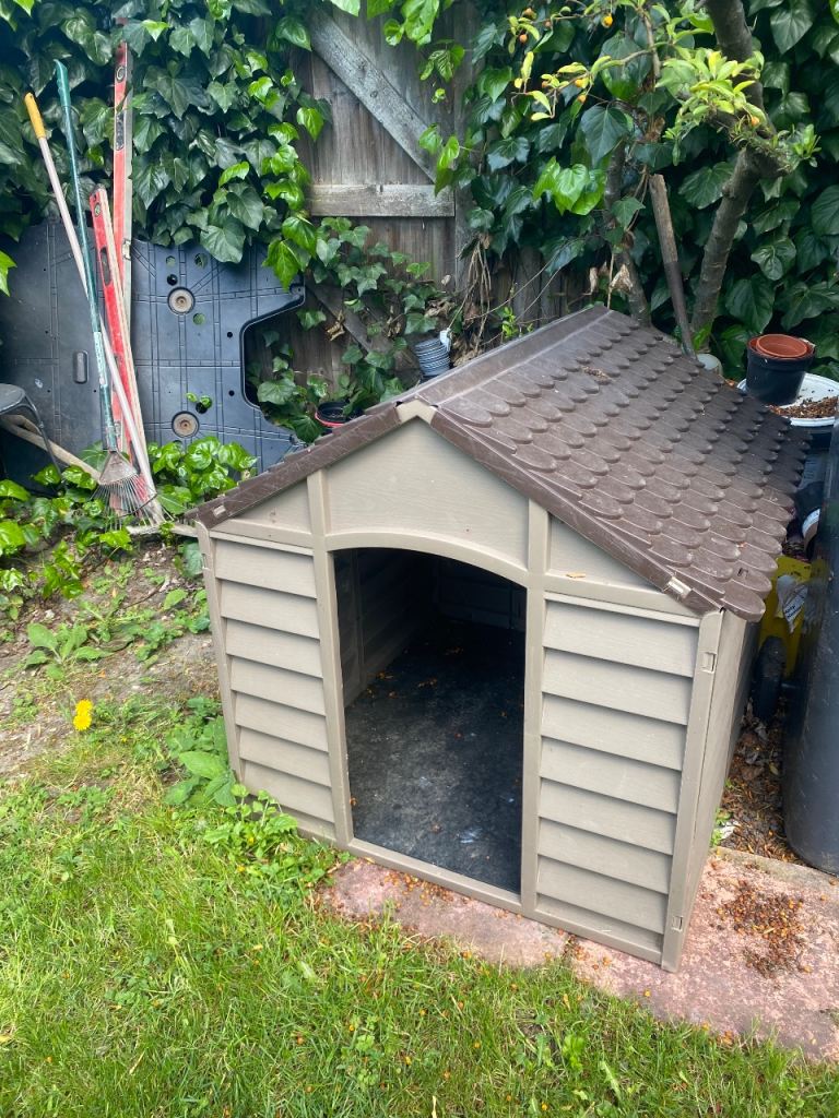 Dog house plus blankets 