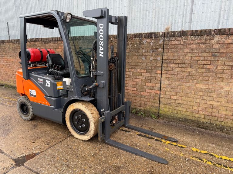 2022 Doosan 2.5t gas forklift, container spec mast, front screen 