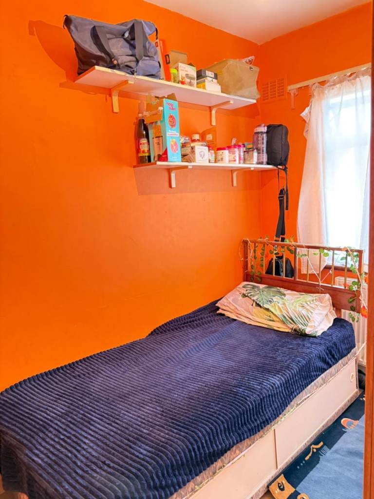 Single room to let in sm3 cheam sutton for 400£ only bills included