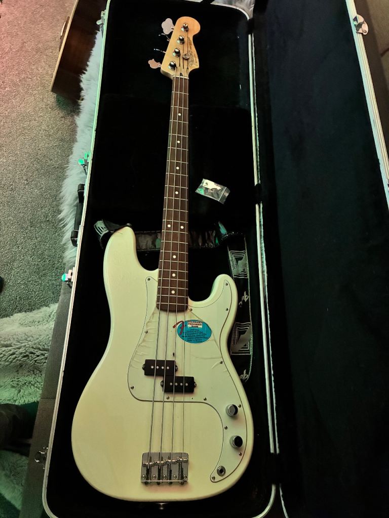  PRICE DROP!!!!                           Mexican Fender bass guitar with flight case mint condition
