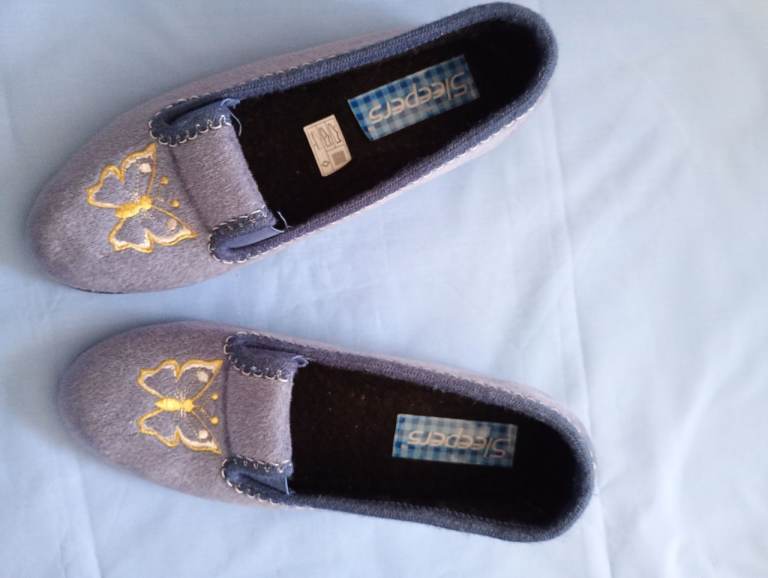 SLIPPERS. SIZE 5. UNWORN, NEW CONDITION. WOULD SUIT MATURE LADY.