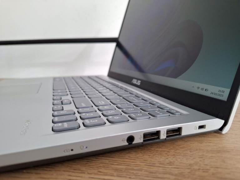 Fast and Powerful Asus 15.6" FHD Laptop (Intel Core i7, 16GB , 512GB)