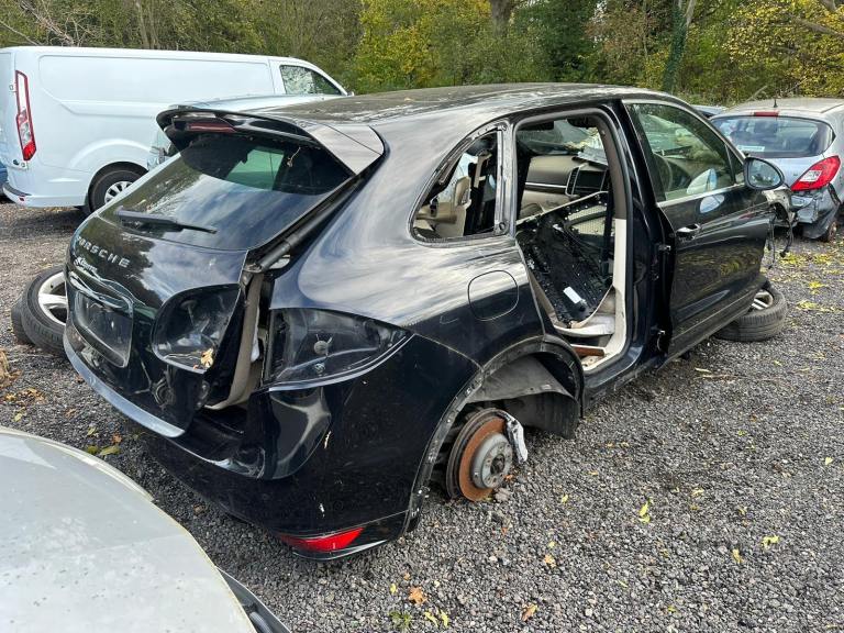 2016 PORSCHE CAYENNE BREAKING SPARES PARTS