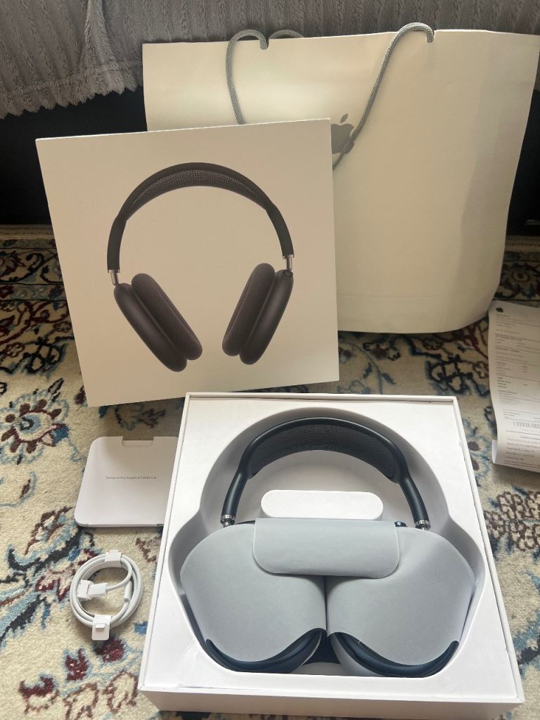AirPod Maxes Midnight blue 2nd Generation USB-C A3184 With Original Box And Bag