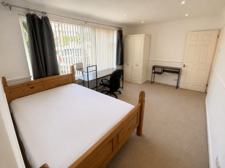 Double Room to Rent in Parkstone - Couples Welcome