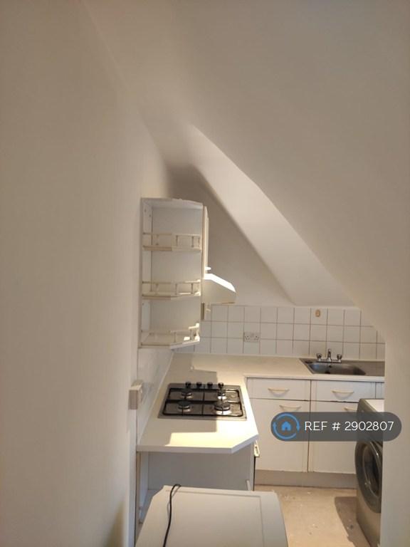 1 bedroom flat in Hervey Close, London, N3 (1 bed) (#2902807)