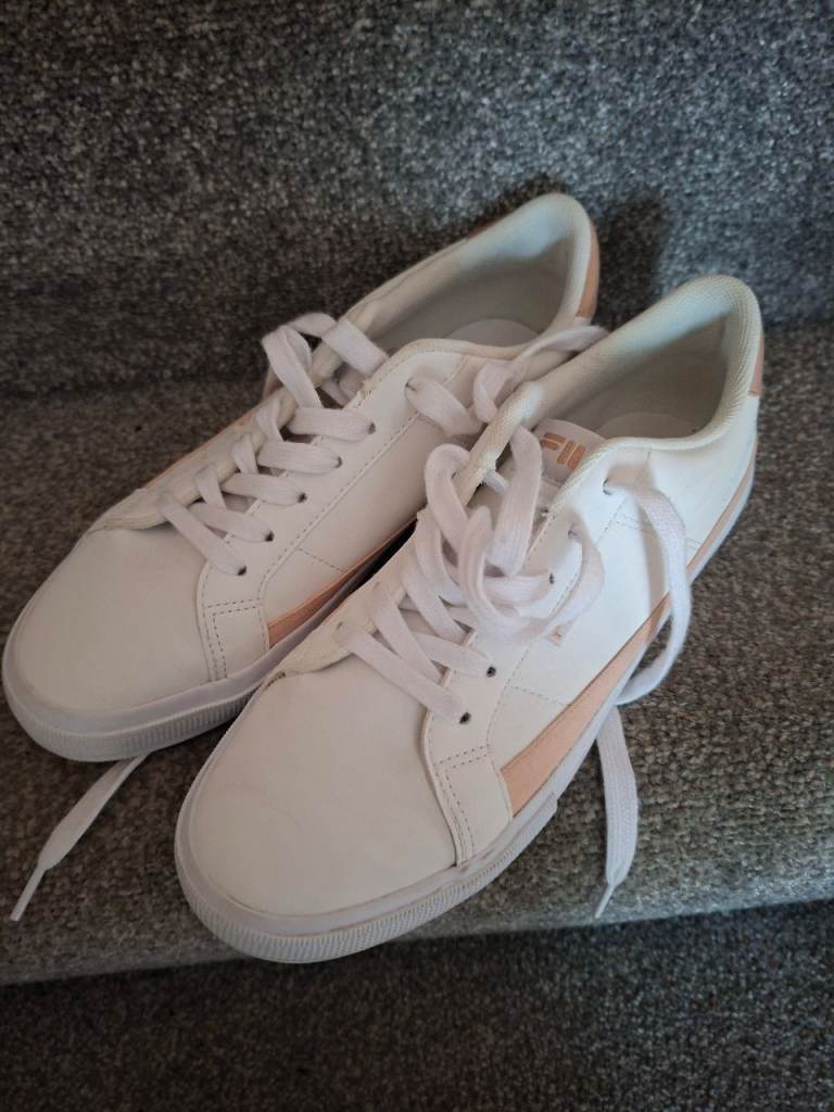 White plimsolls 