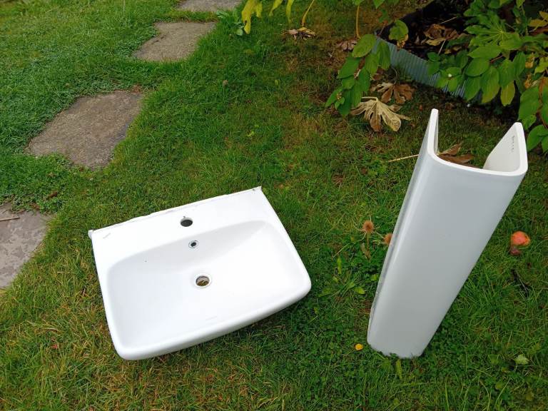 Mono tap bathroom sink