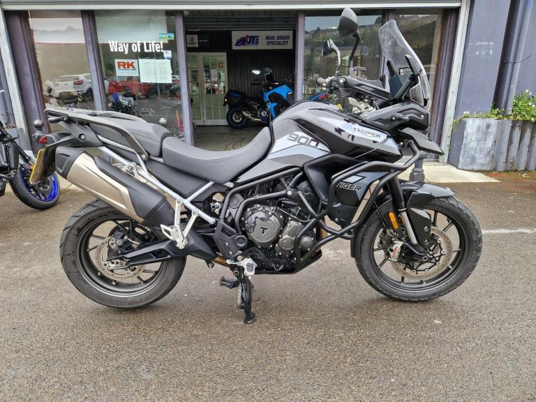 TRIUMPH TIGER 900 GT IN BLACK