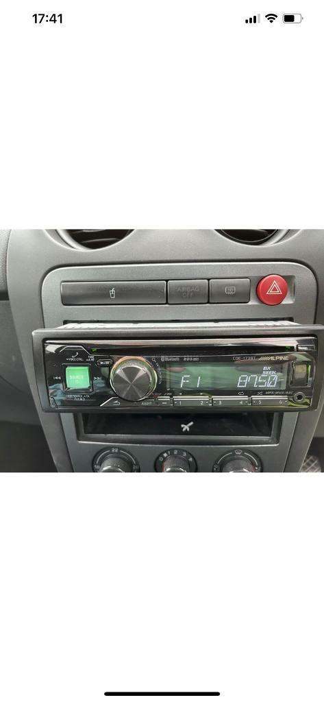 Alpine CDE-173BT Bluetooth head unit.
