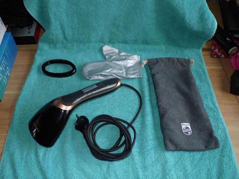 Philips Steam & Go Plus GC362/86 Clothes Garment Steamer, Black/Copper Cleaner