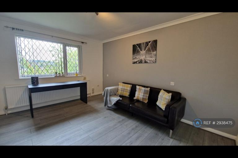 1 bedroom flat in Gower Street, Oldham, OL1 (1 bed) (#2938475)