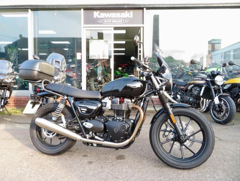TRIUMPH BONNEVILLE STREET TWIN 900