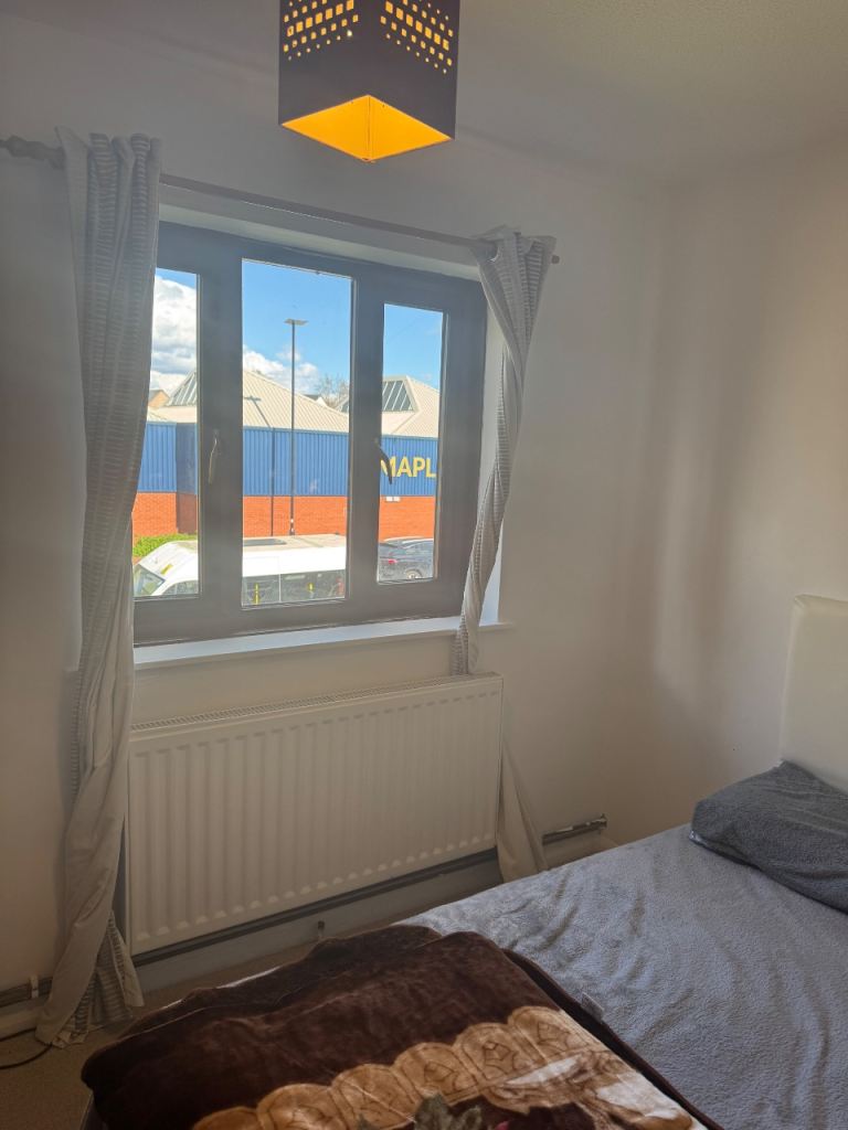 Master double bedroom on Feltham high Street 