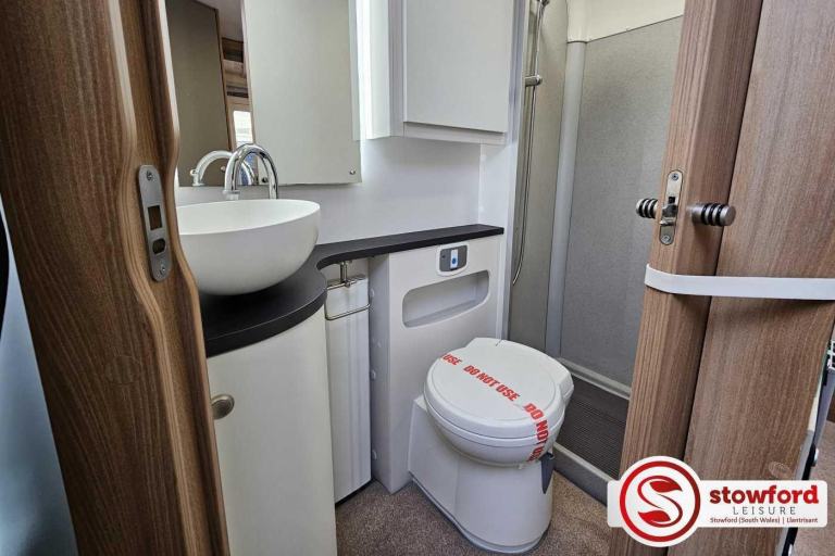 2 Berth, 2 seatbelts, Rear Lounge